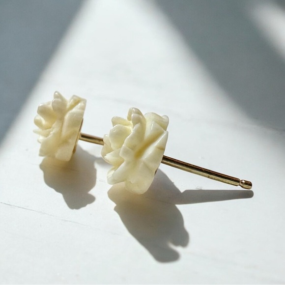 Stunning 1950’s Rose Carved Genuine Ivory 14kt Gold Post Earrings - Picture 6 of 10